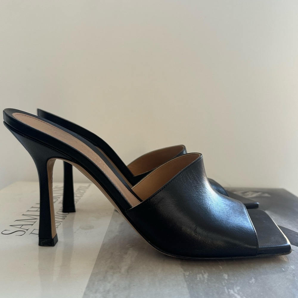 PERFECT Bottega Veneta leather mule heels